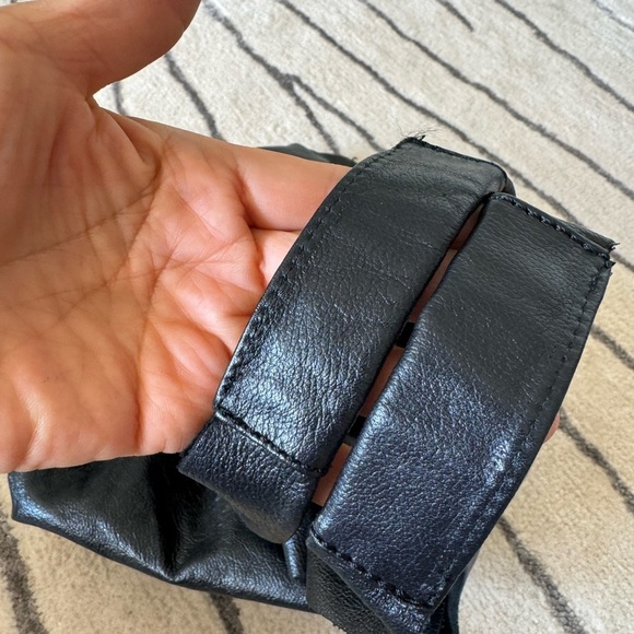 Chic Black Leather Shoulder Bag - Picture 8 of 9